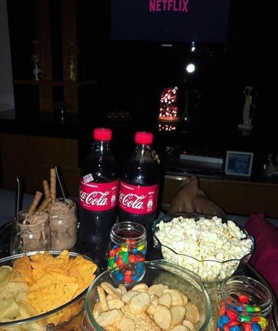 Vasilha com pipoca, Doritos, coockies e fini, milshake e coca cola de garrafa.