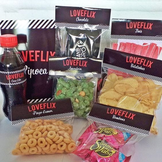Combo de Coca Cola de garrafa pequena, amendoim, pingo de ouro, batata chip, fini balde de pipoca, com logo da Netflix.