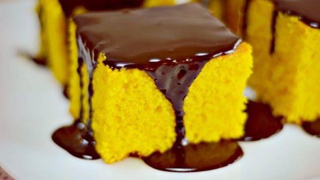 Imagem de um bolo de cenoura com cobertura de chocolate.