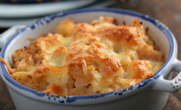 Foto de um prato com couve-flor gratinada.