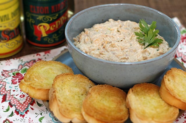 Patê de atum com torradas.