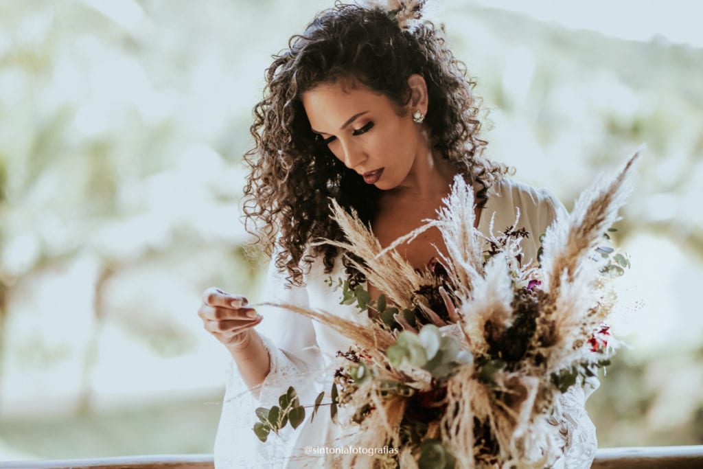 making off da renovação de votos com a casada e seu buquê de flores dos pampas
