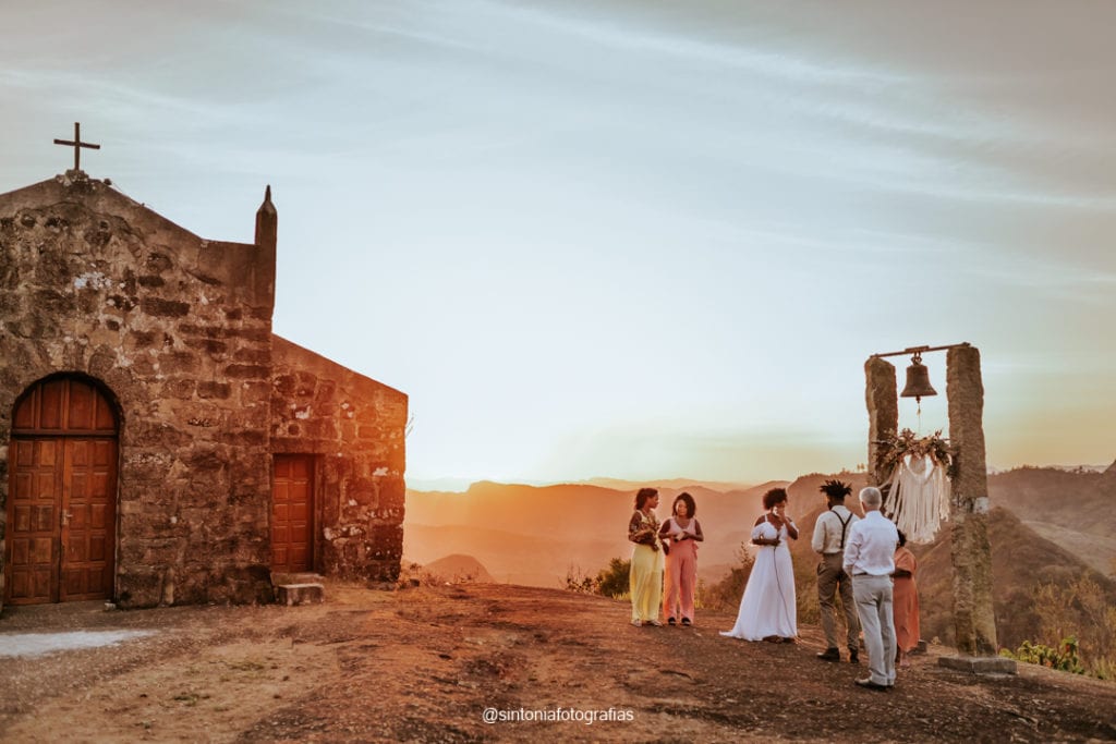 noivos no altar elopement wedding