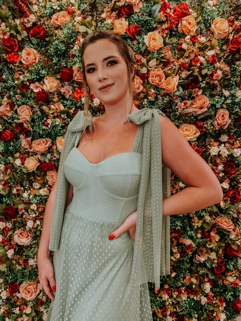 vestido com poa cor rosé três camadas de babado, sem manga e  amarração nos ombros
