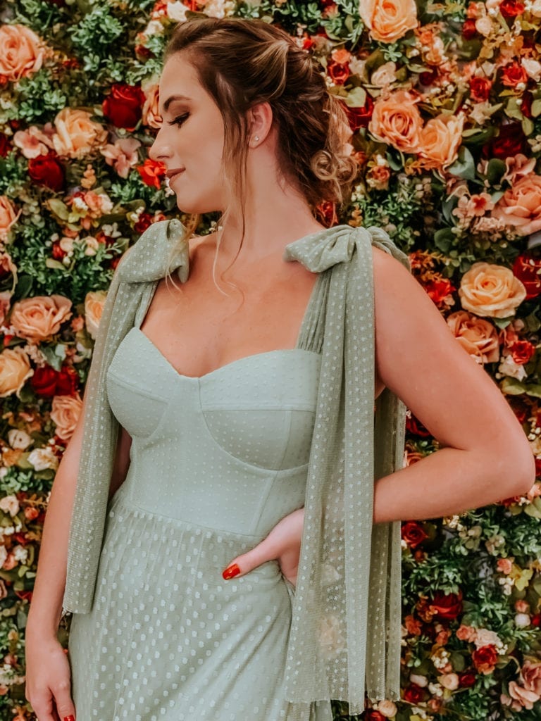 vestido com poa cor verde claro três camadas de babado, sem manga e  amarração nos ombros