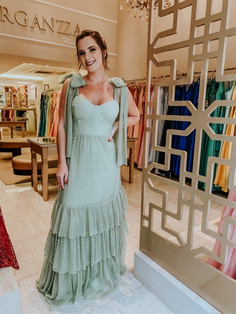 vestido com poa cor verde claro três camadas de babado, sem manga e  amarração nos ombros