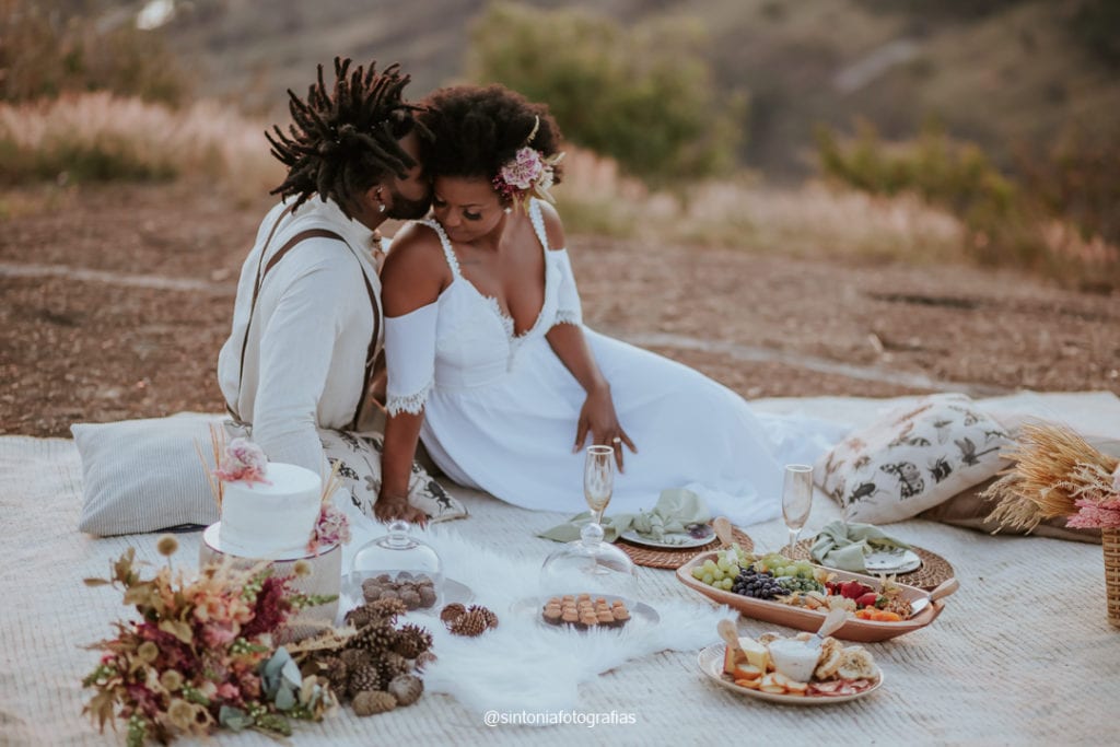 casal fazendo pic nic