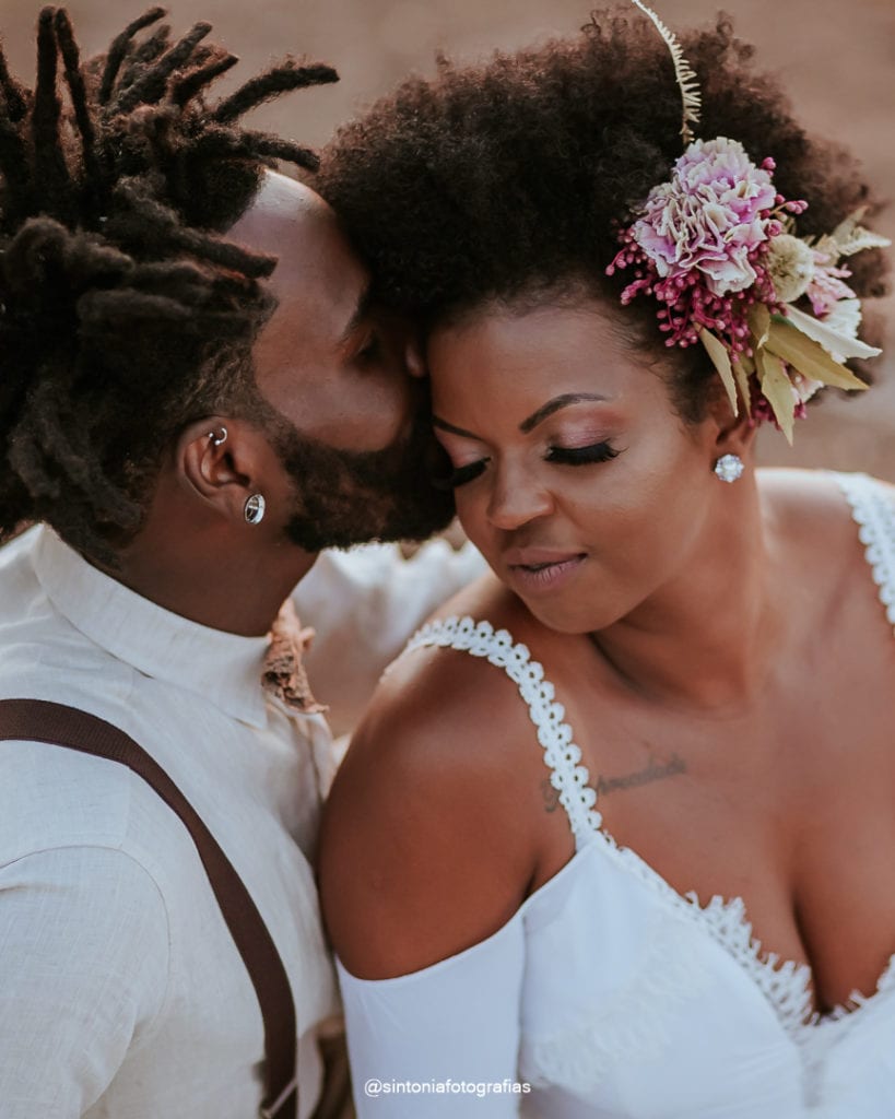 casal de olhos fechados emelopement wedding