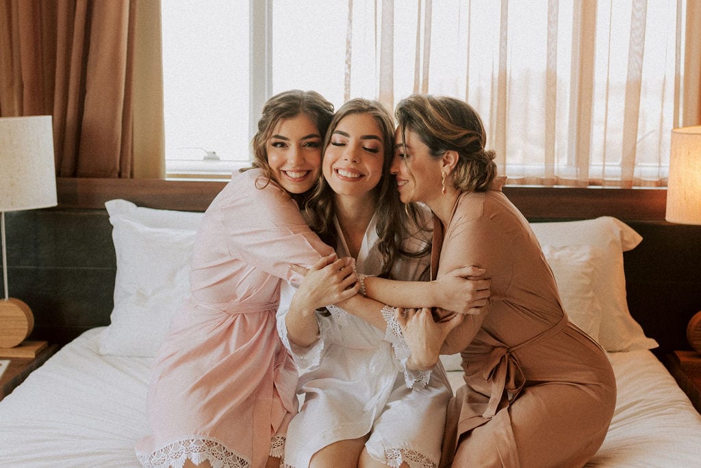 noiva com mãe e irmã no making off