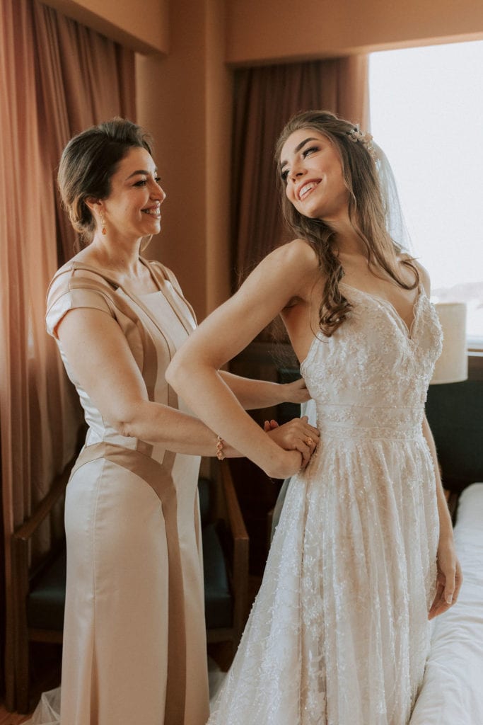 noiva com sua mãe no making off