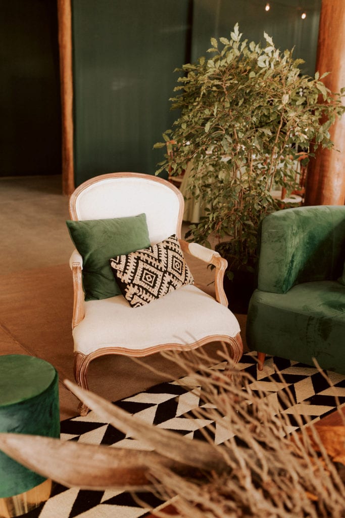 poltrona branca com és de madera