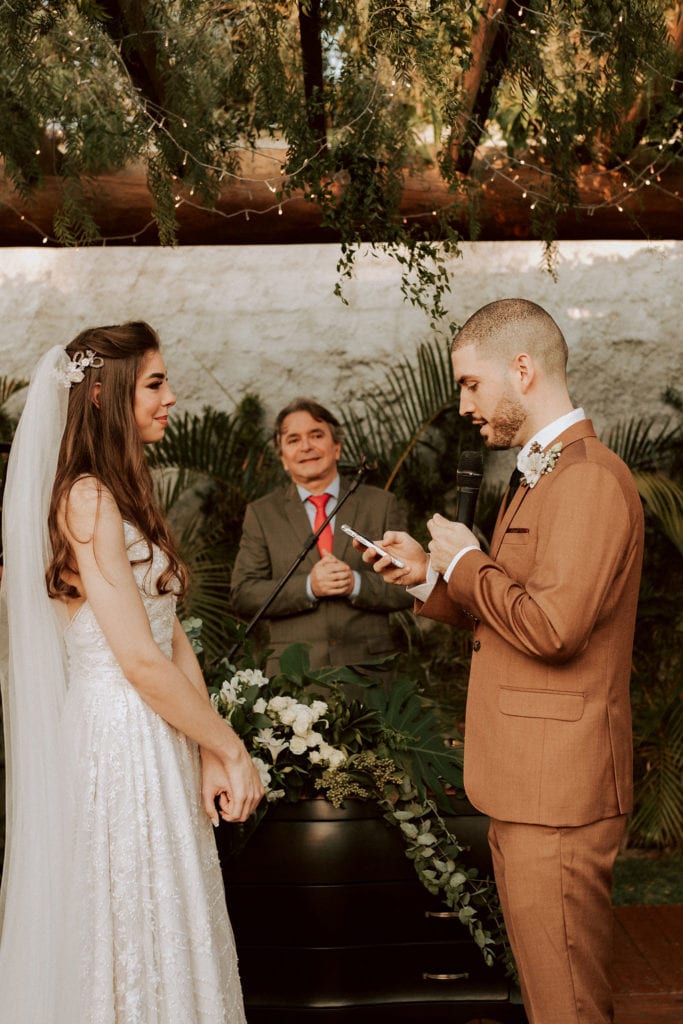 noivos juntos no altar com um pastor