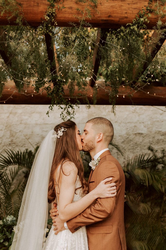 noivo beijando a noiva