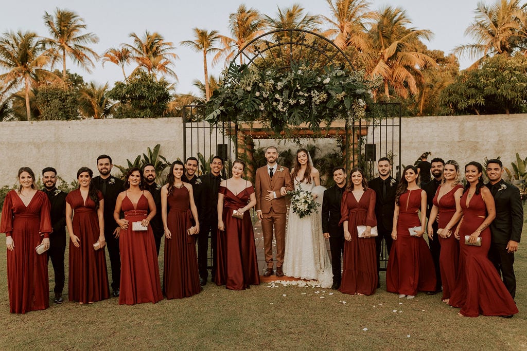 noivos com madrinhas de vestido marsala e padrinhos