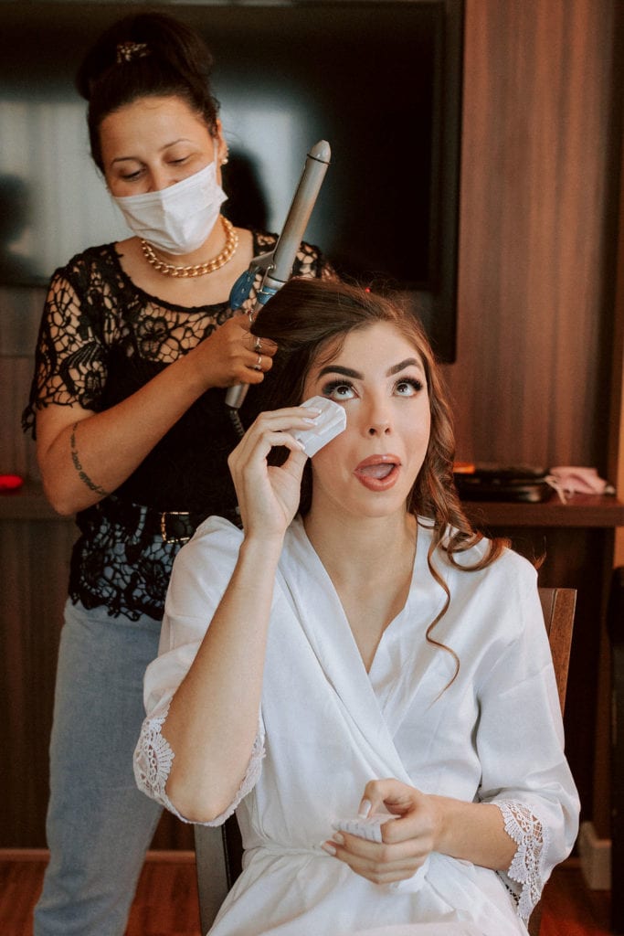 noiva fazendo o cabelo com babyliss se emociona