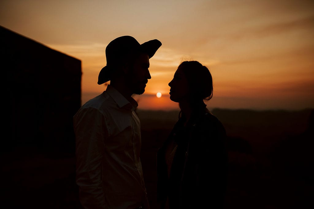 noivos em pôr do sol nas fotos externas, pós casamento