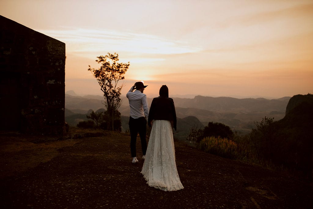 noivos em pôr do sol nas fotos externas, pós casamento