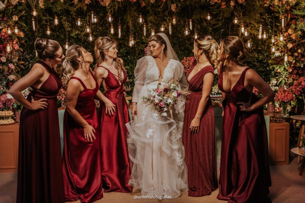 noiva e madrinhas de vestido marsala