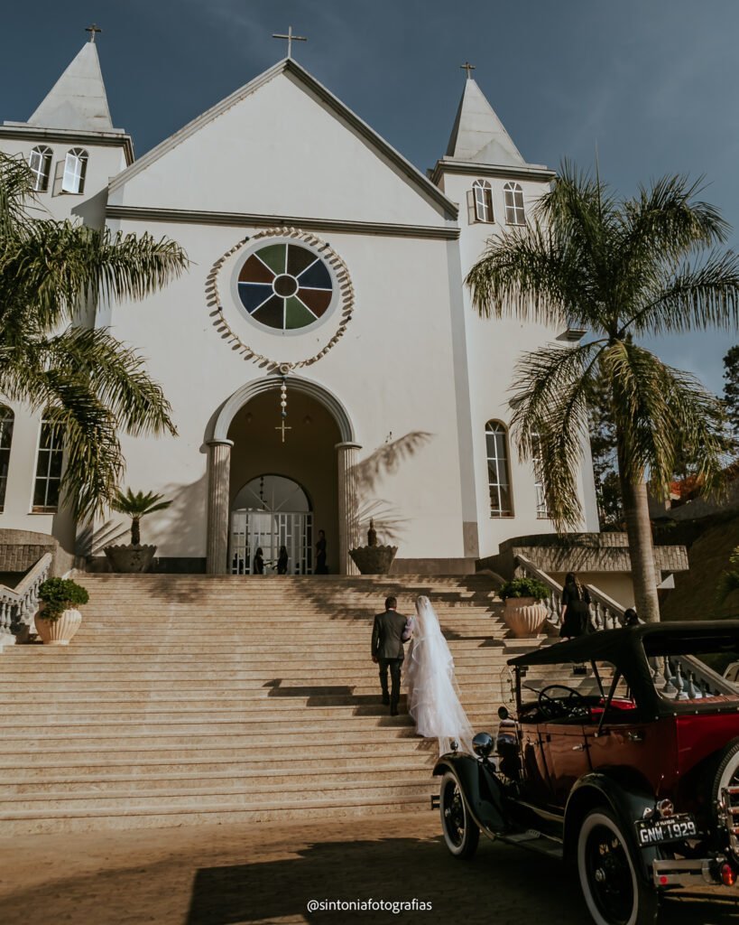 noiva sobe as escadarias da igreja
