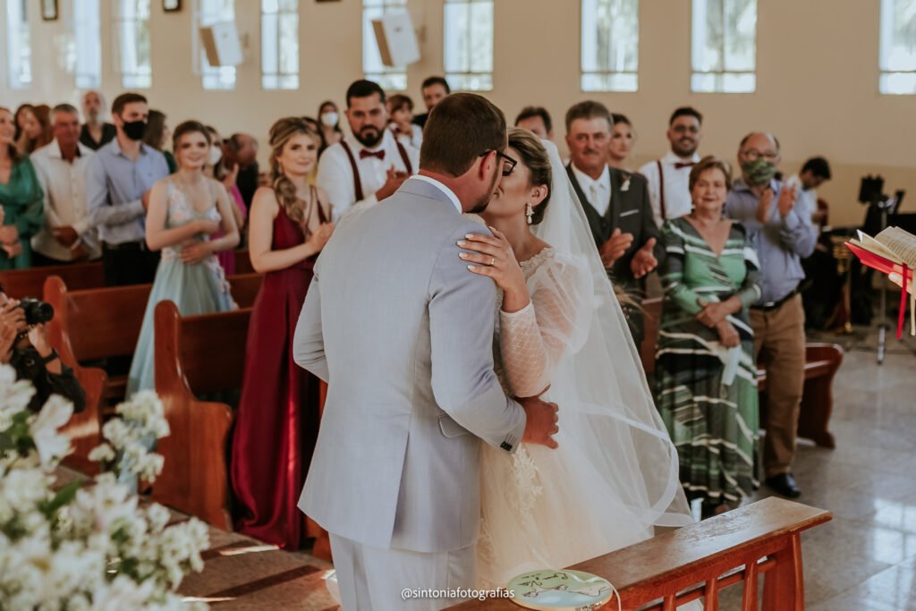 noivos se beijando ao final da cerimônia