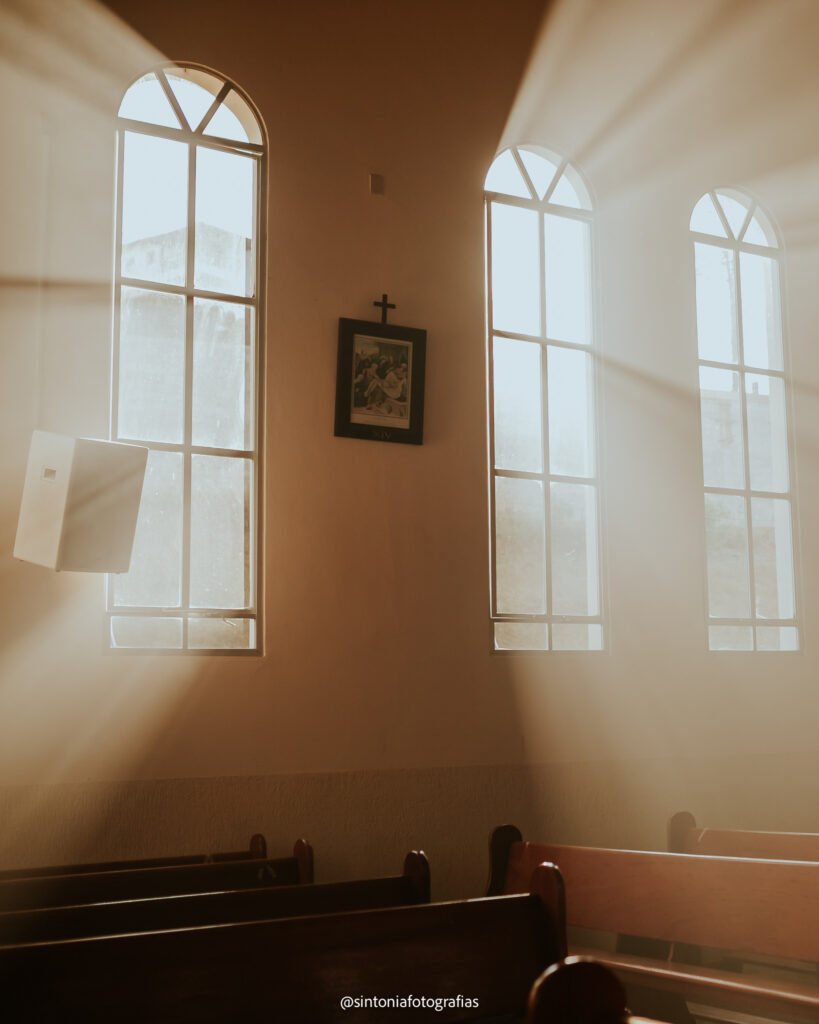 raios solares entrando pela janela da igreja