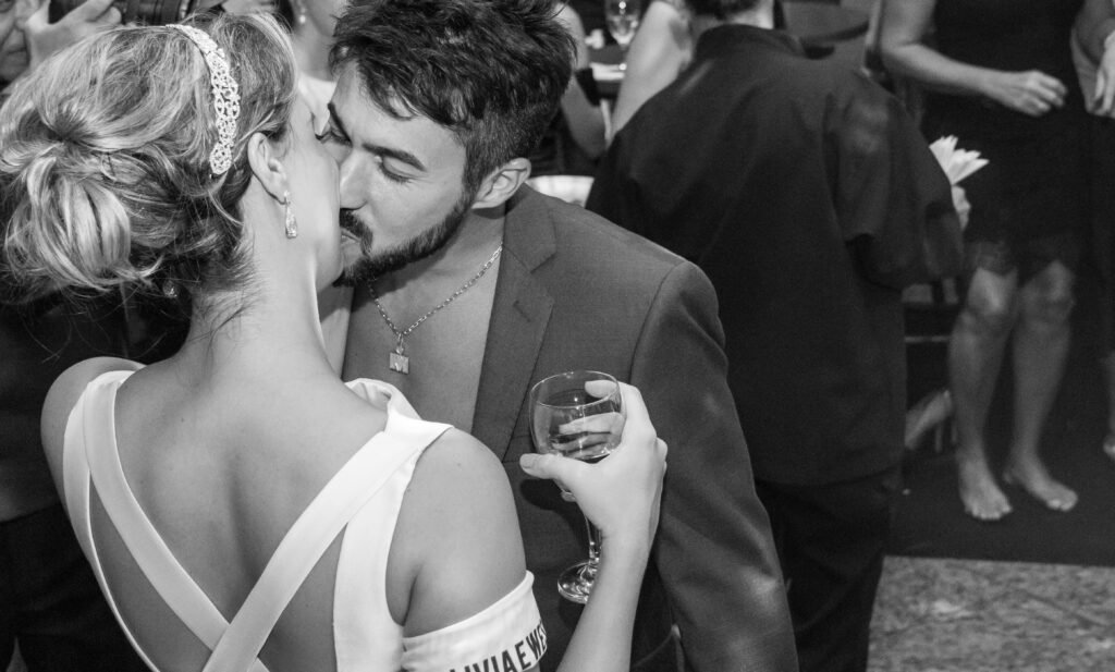 casal se beijando na pista de dança
